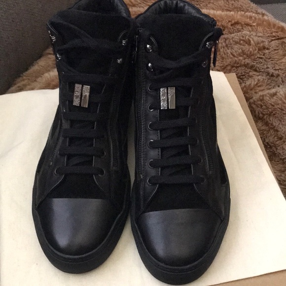 Versace - Picture 1 of 8